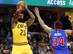 LeBron James (23), de los Cavaliers, realiza un tiro ante la marca de Tobias Harris, de los Pistons de Detroit. AP / R. Schwane