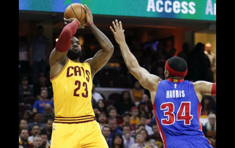 LeBron James (23), de los Cavaliers, realiza un tiro ante la marca de Tobias Harris, de los Pistons de Detroit. AP / R. Schwane