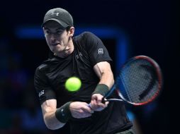 El británico Andy Murray regresa una bola al suizo Stan Wawrinka, a quien derrotó para amarrar su boleto a la ronda de Semifinales. AP / G. Kirk