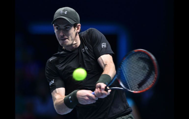 El británico Andy Murray regresa una bola al suizo Stan Wawrinka, a quien derrotó para amarrar su boleto a la ronda de Semifinales. AP / G. Kirk