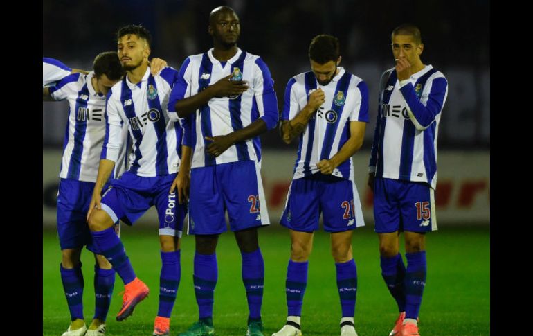 Miguel Layún (21 ) junto a sus compañeros, tras la derrota en penaltis. AFP / M. Riopa