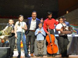 Como parte del festejo por la entrega de los instrumentos se presentó la Orquesta Sinfónica Esperanza Azteca Tlaquepaque. TWITTER / @ZapopanGob