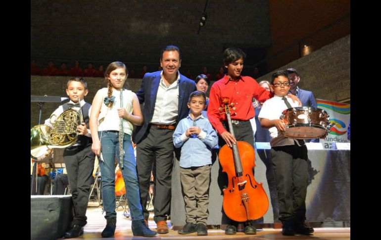 Como parte del festejo por la entrega de los instrumentos se presentó la Orquesta Sinfónica Esperanza Azteca Tlaquepaque. TWITTER / @ZapopanGob