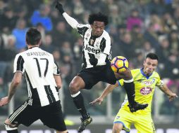 El colombiano de la Juventus, Juan Cuadrado, gana el balón por aire durante el partido contra el Pescara. AFP /