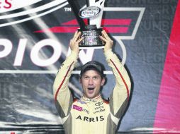 En lo alto. Daniel Suárez posa con su trofeo que lo acredita como campeón de la Nascar Xfinity. AFP / R. Laberge