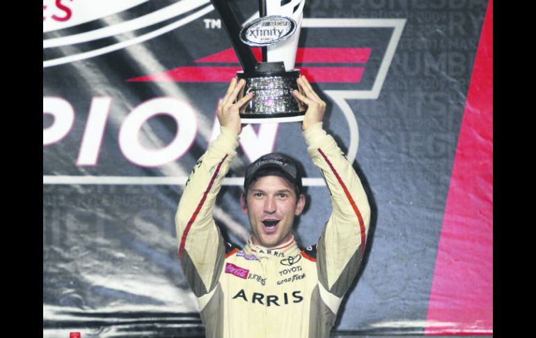 En lo alto. Daniel Suárez posa con su trofeo que lo acredita como campeón de la Nascar Xfinity. AFP / R. Laberge