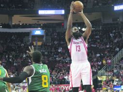 James Harden (13) se ha consolidado como el motor a la ofensiva de los Rockets de Houston, al aportar ayer 31 puntos. AP / B. Levey