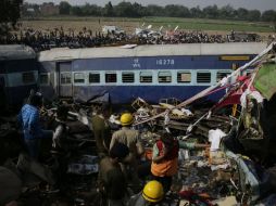 Las operaciones de rescate continuaban para tratar de hallar sobrevivientes o cuerpos entre la carcasa del tren. AP / R. Kumar