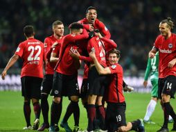 Fabián (en lo alto) celebra la anotación que decretó el triunfo del Eintracht Frankfurt. EFE / C. Jaspersen