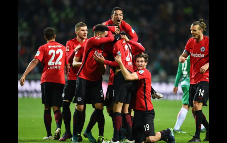 Fabián (en lo alto) celebra la anotación que decretó el triunfo del Eintracht Frankfurt. EFE / C. Jaspersen