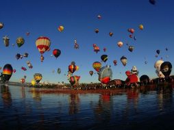 Los pilotos de 23 países empezaron a despegar del aeródromo, lo que iba incrementando los ánimos de todos los asistentes. NTX / G. Durán