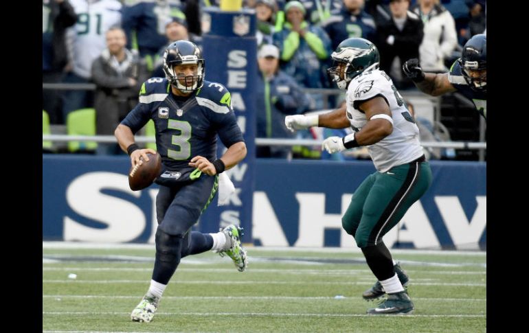 Wilson (I) de los Halcones Marinos, intenta evadir a Graham (D), de Filadelfia. AFP / S. Dykes