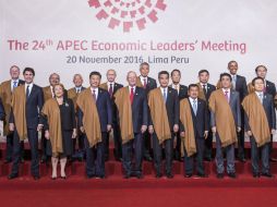 Los líderes que participan en el Foro Económico Asia Pacífico posan para la fotografía oficial del encuentro. NTX /