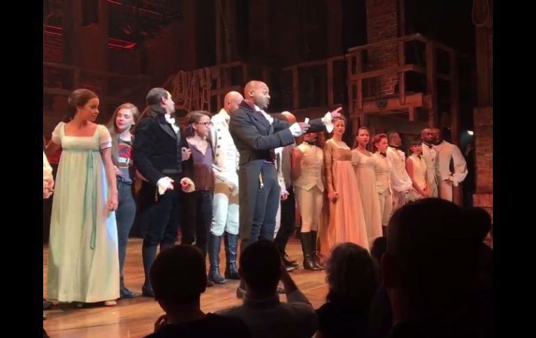 Brandon Victor Dixon, quien hizo la declaración en el teatro frente a Pence, dijo que no hay nada por qué disculparse. TWITTER / @HamiltonMusical