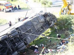 Los equipos de emergencia desplazados hasta el lugar utilizaron cuerdas para rescatar a los heridos. EFE / ARCHIVO