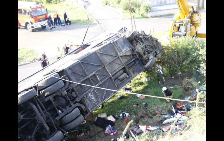 Los equipos de emergencia desplazados hasta el lugar utilizaron cuerdas para rescatar a los heridos. EFE / ARCHIVO