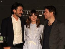 Diego Luna, Felicity Jones y Gareth Edwards, durante la conferencia de prensa para promocionar el filme 'Star Wars: Rogue one'. NTX / J. Lira