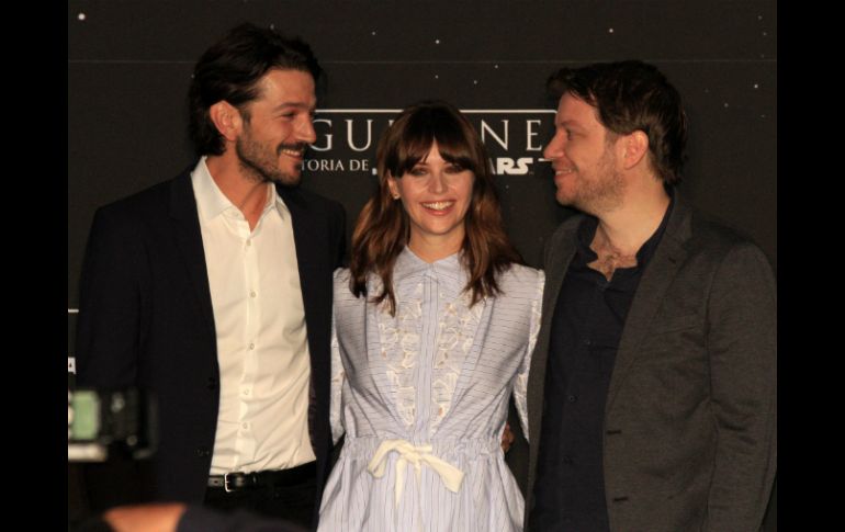 Diego Luna, Felicity Jones y Gareth Edwards, durante la conferencia de prensa para promocionar el filme 'Star Wars: Rogue one'. NTX / J. Lira