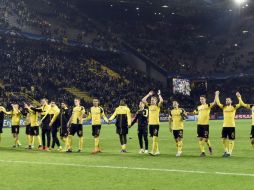 Los jugadores del equipo alemán festejan en casa su victoria ante en Legia. AP / M. Meissner