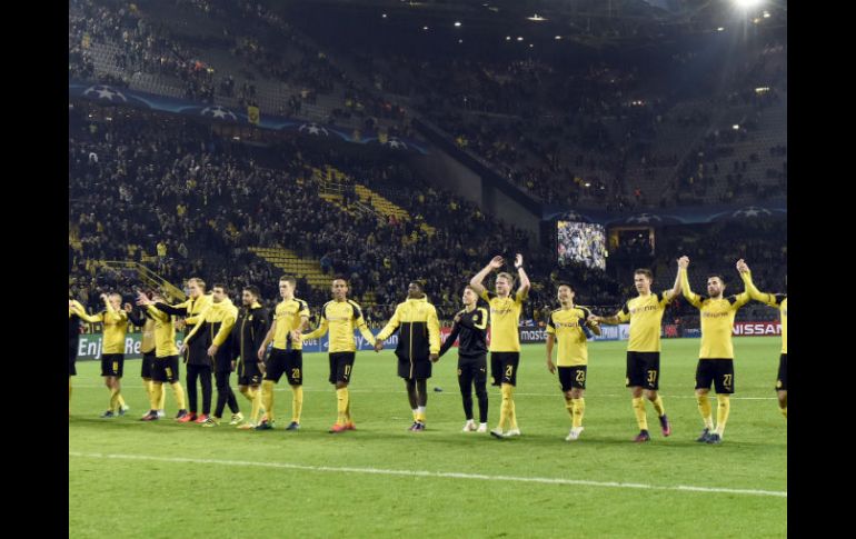 Los jugadores del equipo alemán festejan en casa su victoria ante en Legia. AP / M. Meissner