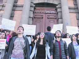 Protesta. Ayer, artistas tapatíos clausuraron simbólicamente las instalaciones de la Secretaría de Cultura. EL INFORMADOR / F. González