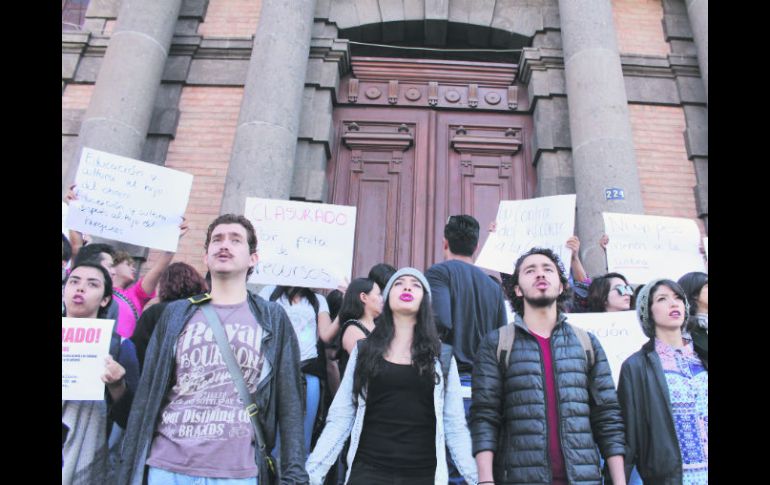 Protesta. Ayer, artistas tapatíos clausuraron simbólicamente las instalaciones de la Secretaría de Cultura. EL INFORMADOR / F. González