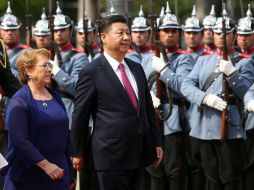 Michelle Bachelet, presidente de Chile, recibe al mandatario chino Xi Jinping. AFP / C. Reyes