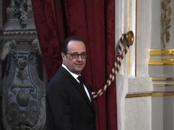 Hollande recibió el respaldo de Manuel Valls, quien le defendió de las acusaciones. AFP / S. De Sakutin