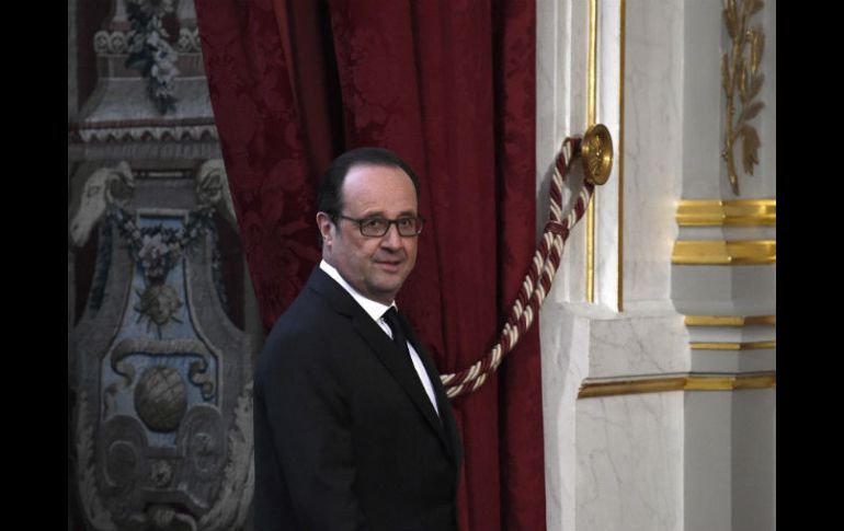 Hollande recibió el respaldo de Manuel Valls, quien le defendió de las acusaciones. AFP / S. De Sakutin