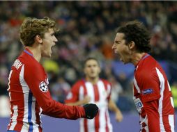 Griezmann (I) y Tiago (D) celebran el gol del primero, que cerró la cuenta a favor del Atlético. AP / F. Seco