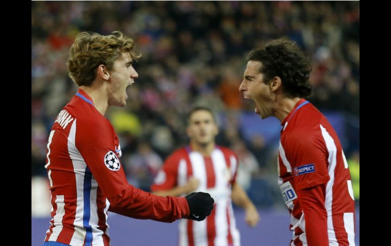 Griezmann (I) y Tiago (D) celebran el gol del primero, que cerró la cuenta a favor del Atlético. AP / F. Seco