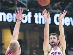 La figura. Kevin Love (#0) realiza un tiro ante la marca de Mason Plumlee. AP / R. Schwane