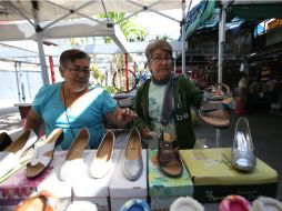 Elisa y Teresa fueron las primeras en instalarse en el Mercado Aldama para vender sus zapatos. EL INFORMADOR / R. Tamayo