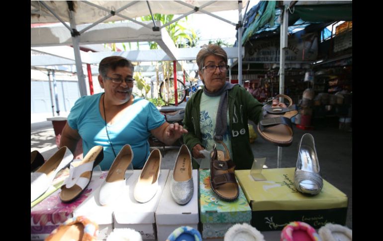 Elisa y Teresa fueron las primeras en instalarse en el Mercado Aldama para vender sus zapatos. EL INFORMADOR / R. Tamayo