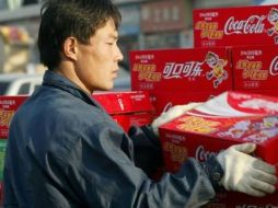 Piden que los nuevos dueños de las embotelladoras no cambien las condiciones de los empleados en al menos dos años. AFP / ARCHIVO