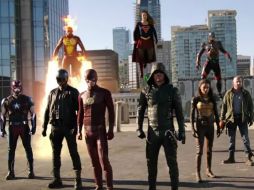 Reúne a Supergirl, Green Arrow, The Flash y los personajes de Leyendas del Mañana. YOUTUBE / The CW Television Network