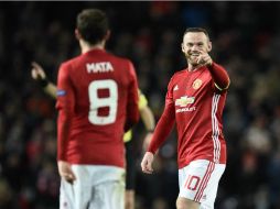 Rooney (I) y Mata (D) celebran el segundo gol del ManU. AFP / O. Scarff