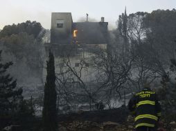 La policía señaló que en el incendio del campamento, las víctimas fueron un niño pequeño y una mujer de edad avanzada. EFE / G. Eliyahu