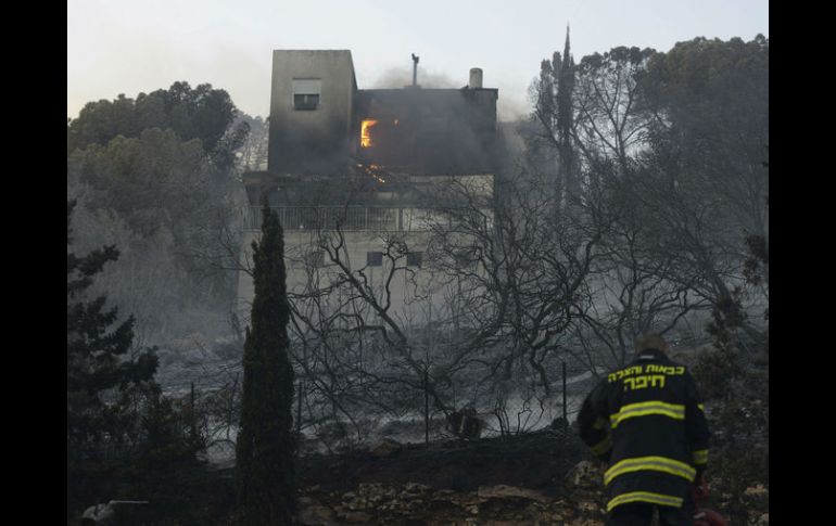 La policía señaló que en el incendio del campamento, las víctimas fueron un niño pequeño y una mujer de edad avanzada. EFE / G. Eliyahu