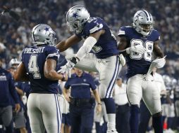 Prescott consiguió un par de touchdowns y Ezekiel Elliott acarreó el balón para otras dos anotaciones. AP / R. Jenkins