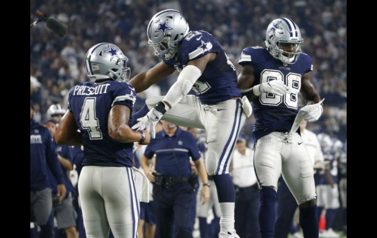 Prescott consiguió un par de touchdowns y Ezekiel Elliott acarreó el balón para otras dos anotaciones. AP / R. Jenkins