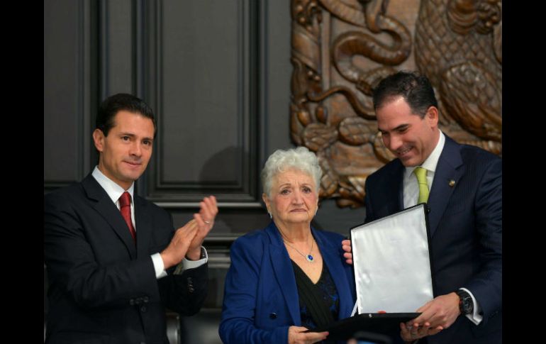 Enrique Peña Nieto asistió al Senado para entregar la medalla 'Belisario Domínguez' a la familia de Gonzalo Rivas. NTX / ESPECIAL