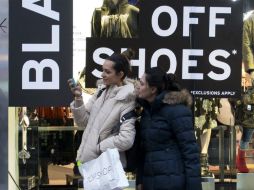 A pesar del frío, los estadounidenses cambiaron el pavo por las compras. AFP /