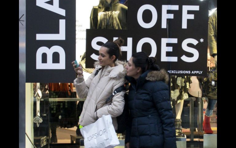 A pesar del frío, los estadounidenses cambiaron el pavo por las compras. AFP /