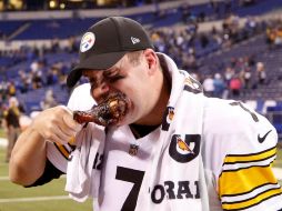 Ben Roethlisberger muerde una pierna de pavo tras el último partido de la jornada en el Día de Acción de Gracias. AFP / J. Robbins