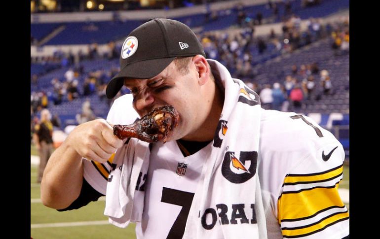 Ben Roethlisberger muerde una pierna de pavo tras el último partido de la jornada en el Día de Acción de Gracias. AFP / J. Robbins