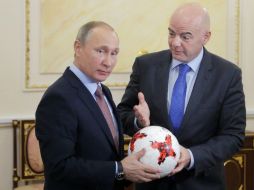 Putin se mostró convencido de que la Confederaciones será un gran éxito, ya que los rusos son amantes del futbol. EFE / M. Shipenkov