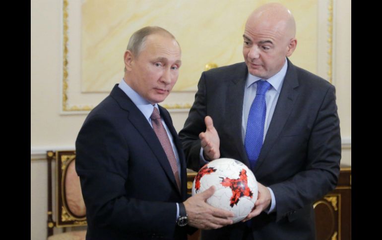 Putin se mostró convencido de que la Confederaciones será un gran éxito, ya que los rusos son amantes del futbol. EFE / M. Shipenkov