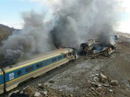 Tras el impacto, cuatro vagones descarrilaron y dos se incendiaron. Los heridos fueron traslados para ser atendidos. AFP /