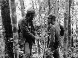 Fidel Castro conversa con otra figura histórica, el 'Che' Guevara, en esta fotografía que data de 1957. EFE / ARCHIVO